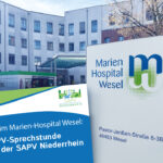 Auf dem Bild sieht man den Eingangsbereich vom Marien Hospital in Wesel und links davon die Abbildung eines Flyers, auf dem die neue Sprechstunde der SAPV Niederrhein im Marien Hospital angekündigt wird.